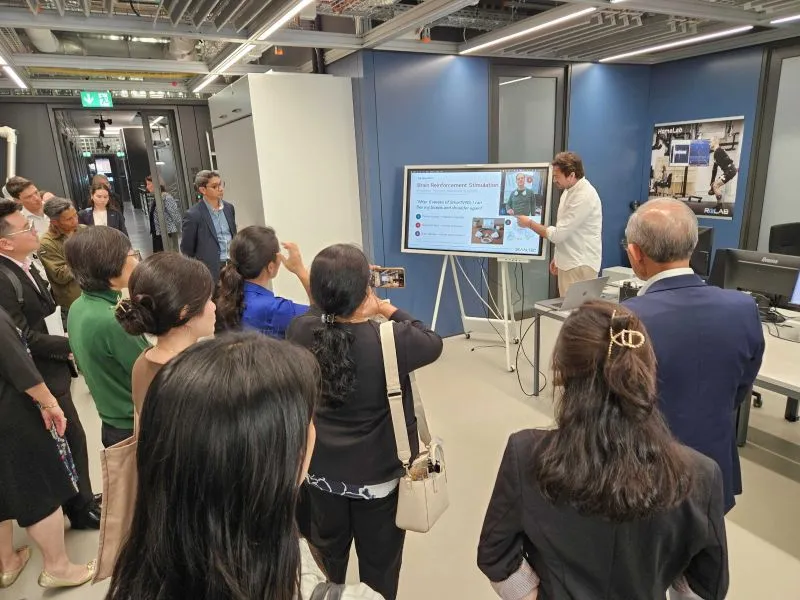 Singapore's Minister Masagos Zulkifli and his delegation observing a SmartVNS demonstration at the Rehabilitation Engineering Laboratory (RELab) at ETH Zürich